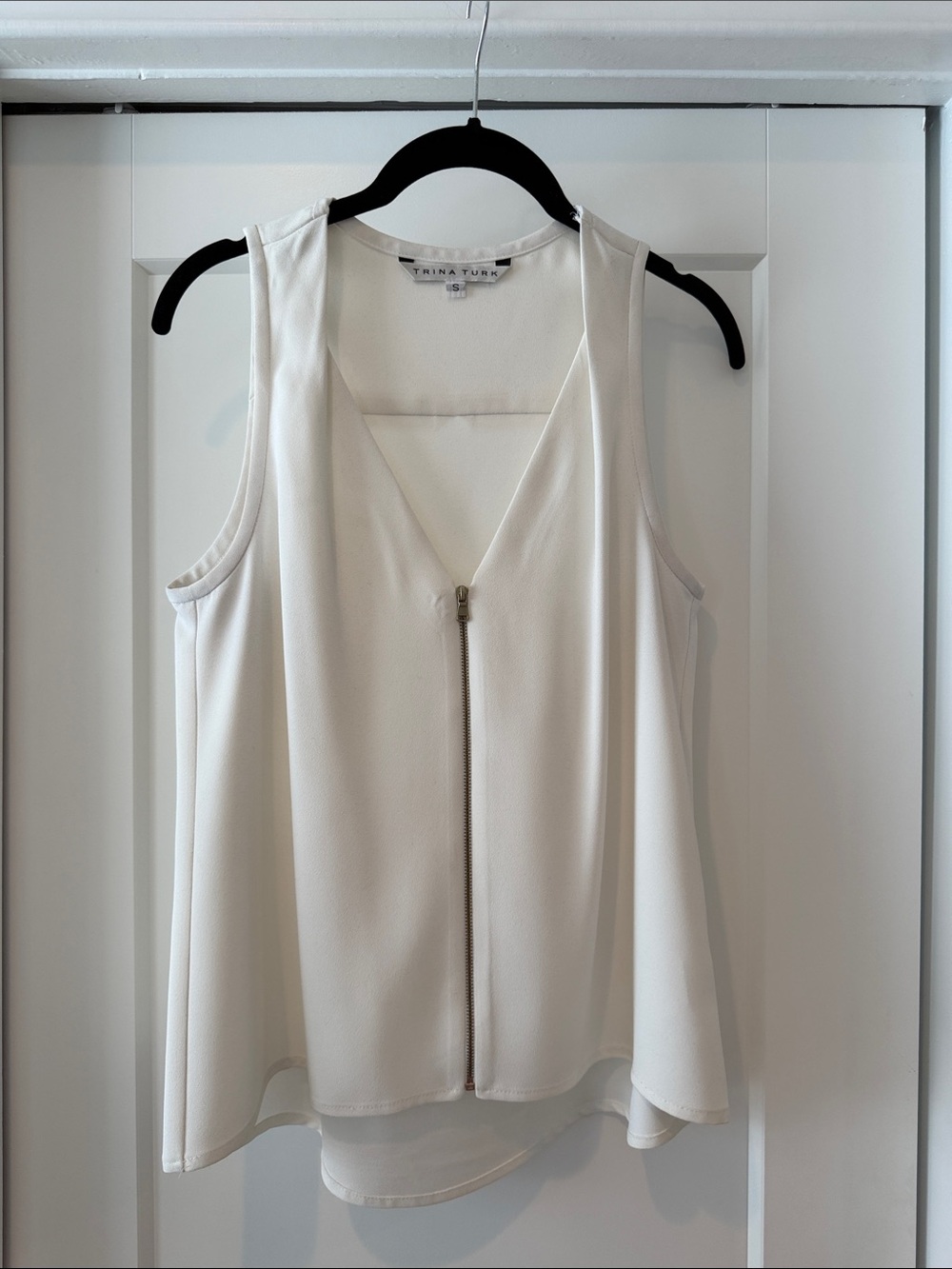 Trina Turk Cream V-Neck Zip-Front Sleeveless Camisole